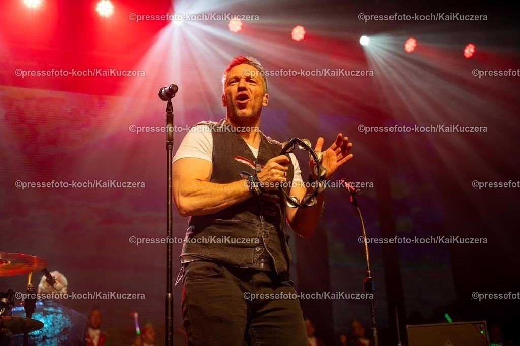 KKU25012501108 | 25.01.2025, xkkux, Düsseldorf, Karnevalsveranstaltung - Die Lachende in der Mitsubishi Electric HALLE. Die Band Höhner performt bei ihrem Auftritt. Im Bild Sänger PATRICK LÜCK 