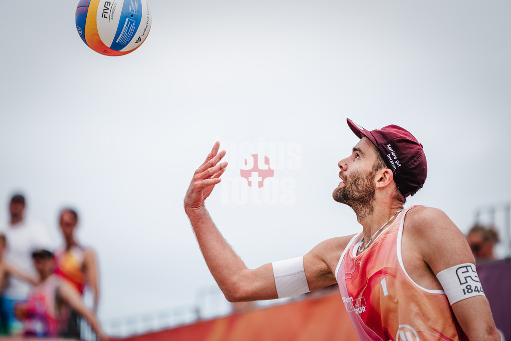 Beachvolleyball | Männer | Allianz German Beach Tour 2024 | Tourstop Kühlungsborn 2 | 17.08.2024 | Manuel Harms bei der Angabe
