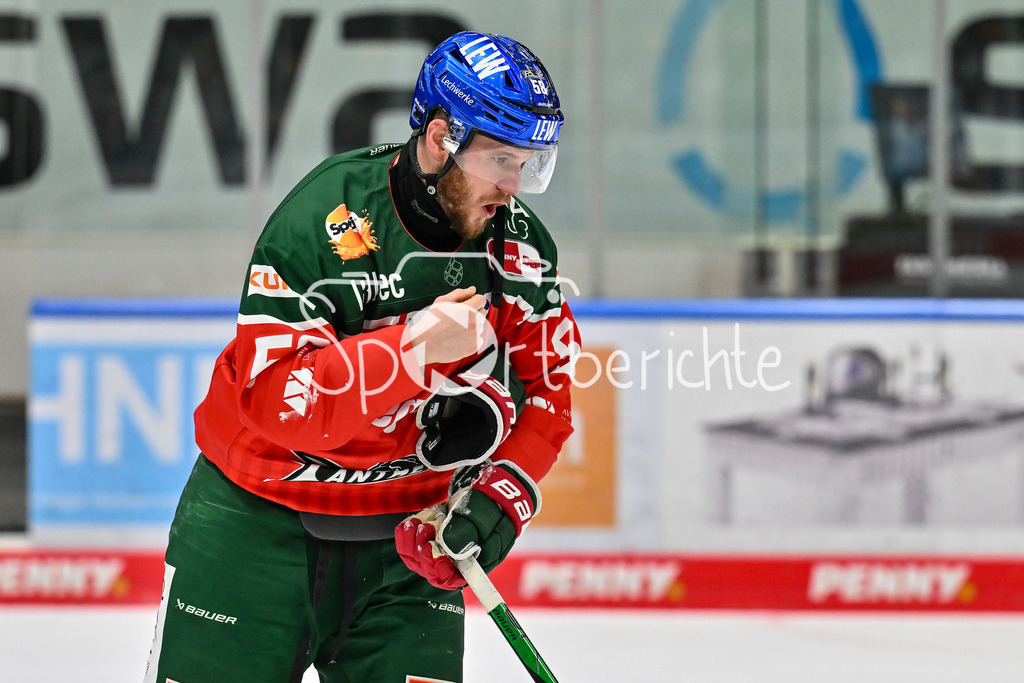Augsburger Panther - Fischtown Pinguins | der angeschlagene Maximilian RENNER (Augsburger Panther #58) faehrt vom Eis / DEL: Augsburger Panther - Fischtown Pinguins, Curt Frenzel Stadion am 08.01.2025