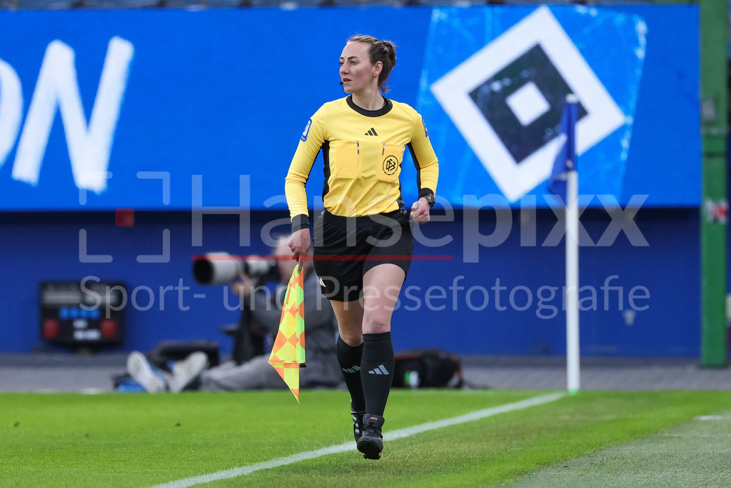 Fussball, Google Pixel Frauen-Bundesliga, Hamburger SV - Bayer 04 Leverkusen | Schiedsrichter-Assistentin Sabrina Sickl, DIE DFB-RICHTLINIEN UNTERSAGEN JEGLICHE NUTZUNG VON FOTOS ALS SEQUENZBILDER UND/ODER VIDEOÄHNLICHE FOTOSTRECKEN. DFB REGULATIONS PROHIBIT ANY USE OF PHOTOGRAPHS AS IMAGE SEQUENCES AND/OR QUASI-VIDEO.