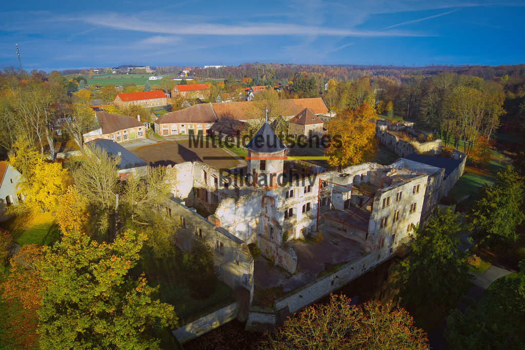 Schlossruine_Harbke_Luftbild_0018 | Das Schloss Harbke ist ein auf den Grundmauern einer mittelalterlichen Rundburg entstandener Herrschaftssitz in der Gemeinde Harbke im heutigen Sachsen-Anhalt im Landkreis Börde. - Realisiert mit Pictrs.com