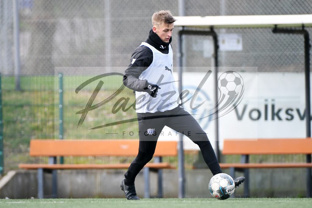 20200302_TRAOSN_0012 | Fussball, Herren: Sebastian Klaas (VfL Osnabrueck) in Aktion, am Ball, Einzelaktion waehrend der Trainingseinheit des VfL Osnabrueck im Sportpark Illoshoehe am 02.03.2020 in Osnabrueck, Deutschland. - Realisiert mit Pictrs.com
