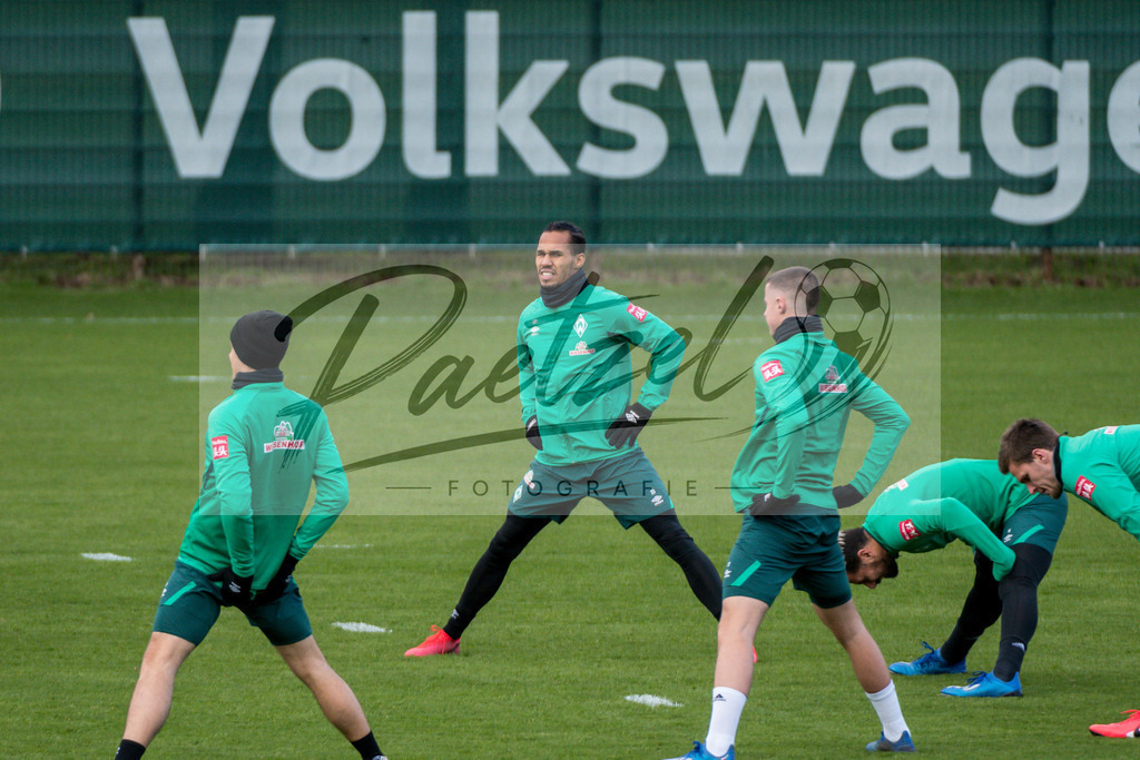 20200218_TRASVW_0009 | Fussball, Herren: Theodor Gebre Selassie (Werder Bremen) waermt sich auf waehrend der Trainingseinheit des SV Werder Bremen auf dem wohninvest Weserstadion Trainingsplatz am 18.02.2020 in Bremen, Deutschland. - Realisiert mit Pictrs.com