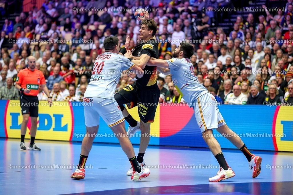 EHF19012602066 | 19.01.2026, Handball, Men's EHF EURO 2026, Deutschland - Spanien, Jyske Bank Boxen in Herning, Dänemark, Preliminary Round:  Julian Köster (Germany #18) im Zweikampf gegen   Abel Serdio Guntín (Espania #20)  Imanol Garciandia Alustiza (Espania #18) 