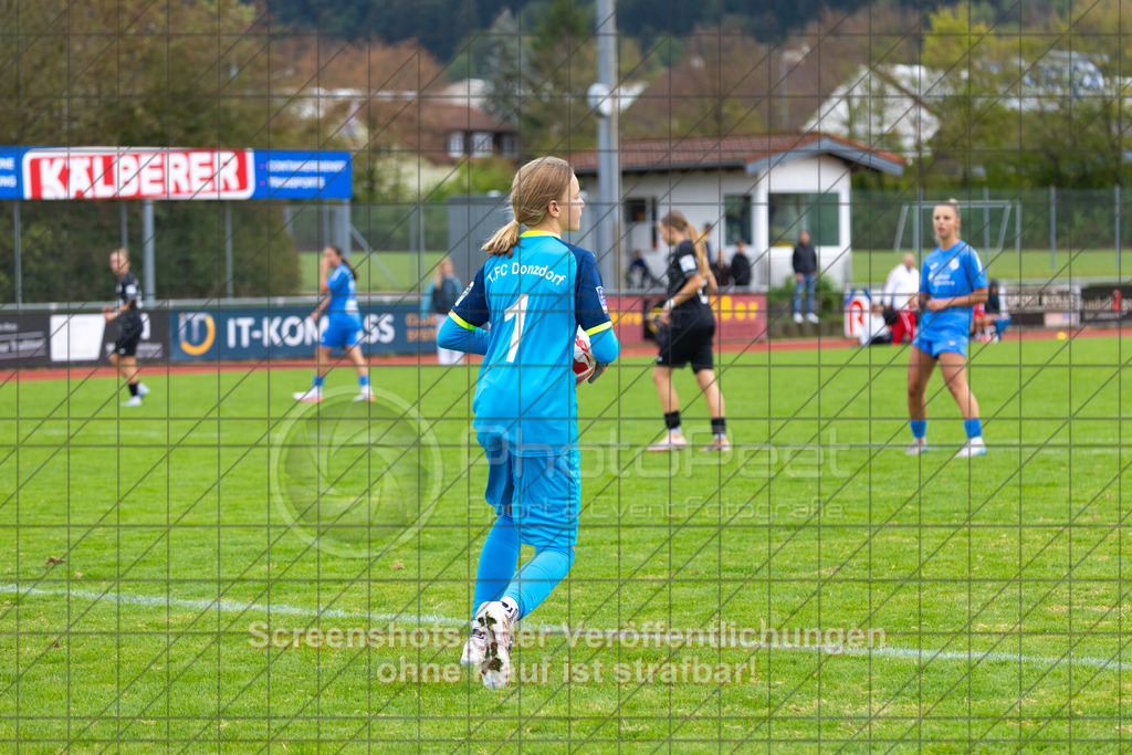 20261010_144107_0179_(c)_by_PhotoPeet | #,1.FC Donzdorf (schwarz) vs. SC Sand (blau), Fußball, EnBW-Oberliga B -Juniorinnen, 05. Spieltag, Saison 2026/2027, Rasenplatz Lautertal Stadion, Süßener Straße 16, 73072 Donzdorf, 10.10.2026 - 14:00 Uhr,Foto: PhotoPeet / Sport- &amp; Eventfotografie / Peter Harich