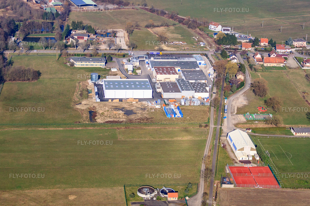 Vue aérienne: Adhésifs HB Fuller à Surbourg dans le département Bas Rhin, France – .Photo: IMG_62756.jpg prise le 09/03/2014 par Werner Riehm/FLY-FOTO.eu – Résolution de l'original: 4530 x 3020 px – H.B. Fuller: Connecting what matters
