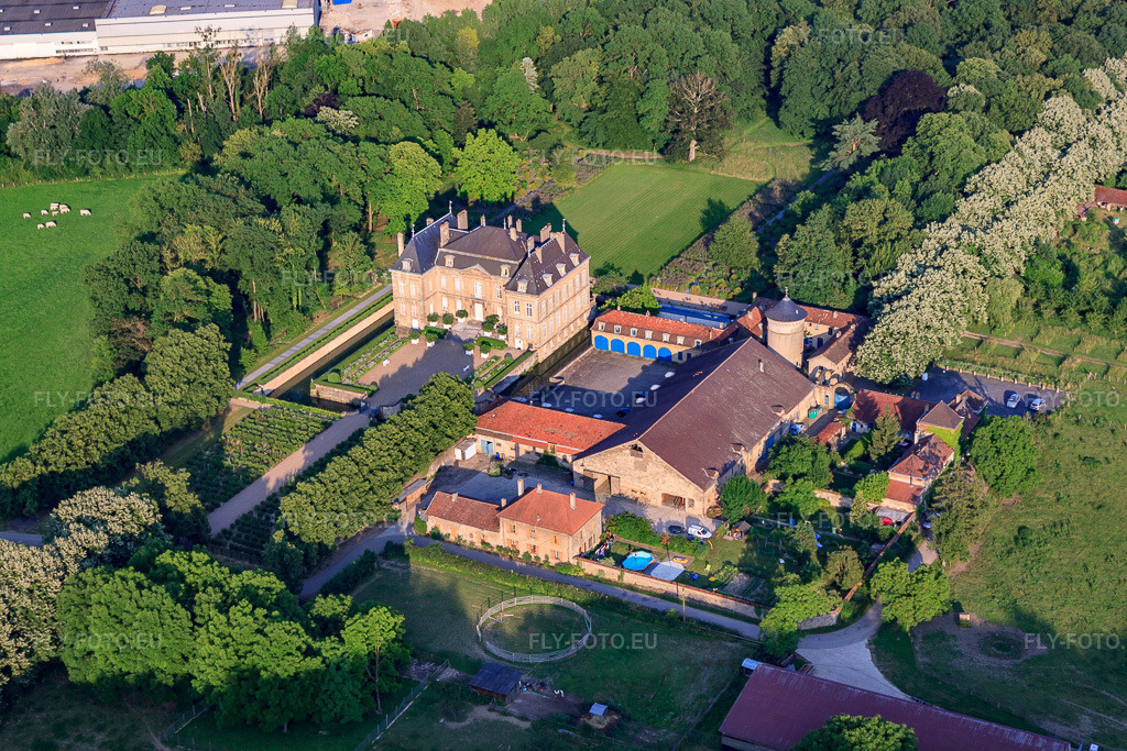 Vue aérienne: Château de La Grange à Manom dans le département Moselle, France – .Photo: IMG_29512.jpg prise le 26/06/2010 par Werner Riehm/FLY-FOTO.eu – Résolution de l'original: 4752 x 3168 px – WWW.CHATEAUDELAGRANGE.COM