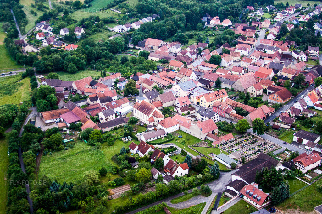 Luftbild: Kirchengebäude in Untereuerheim im Ortsteil Untereuerheim in Grettstadt im Bundesland Bayern in Deutschland. Foto: IMG_65819.jpg vom 29.05.2014 durch Werner Riehm/FLY-FOTO.de