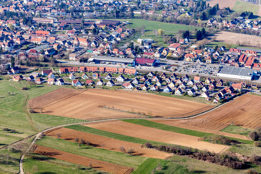 Vue aérienne: Zone de peuplement à Niedermodern dans le département Bas Rhin, France. Photo: IMG_097495.jpg prise le 16/03/2017 par Werner Riehm/FLY-FOTO.eu – Résolution de l'original: 5472 x 3648 px