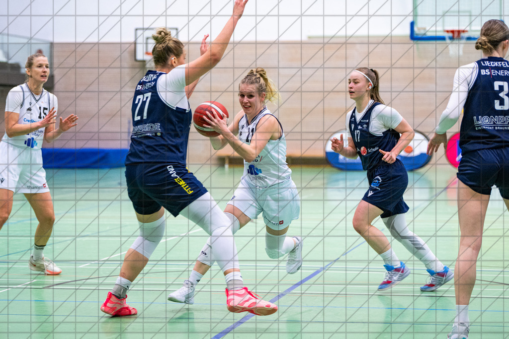 2. DBBL Nord 25/26 | Spieltag 08 | BBC Osnabrück vs. LionPride Braunschweig | 16.11.25: 2. DBBL Nord 25/26 | Spieltag 08 | BBC Osnabrück vs. LionPride Braunschweig / Osnabrück / Deutschland  //   CREDIT:www.bullenfotos.de, Martin König, Hörner Weg 40, D-49078 Osnabrück, +4917663732967 // Nutzung und Weitergabe nur zu den vereinbarten Zwecken. Presseanfragen an Ersteller. Alle Rechte beim Ersteller. Honorierung nach MFM. - Realisiert mit Pictrs.com
