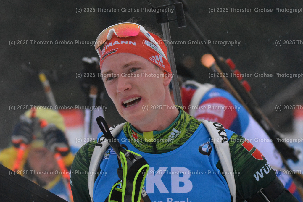 IBU WC Biathlon Oberhof 2018 | DOLL Benedikt (GER) im Ziel (Platz 9); IBU WC Biathlon Oberhof 2018, 12,5 km Verfolgung der Männer am 06.01.2018 in der DKB Ski Arena in Oberhof, (Deutschland) - Realisiert mit Pictrs.com