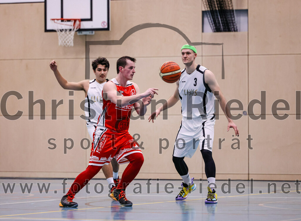 2022-12-03_104_TSV_Vaterstetten_gegen_TG_Landshut | Vaterstetten, Deutschland, 03.12.2022:
Basketball, Bayernliga Herren Südost 2022 / 2023, 7. Spieltag, TSV Vaterstetten gegen TG Landshut, Endergebnis: 71:78

Benicio Trinidad Paz (TSV Vaterstetten, #4), Florian Meingast (TG Landshut, #15), F. Sutur (TSV Vaterstetten, #3)

Foto: Christian Riedel / fotografie-riedel.net