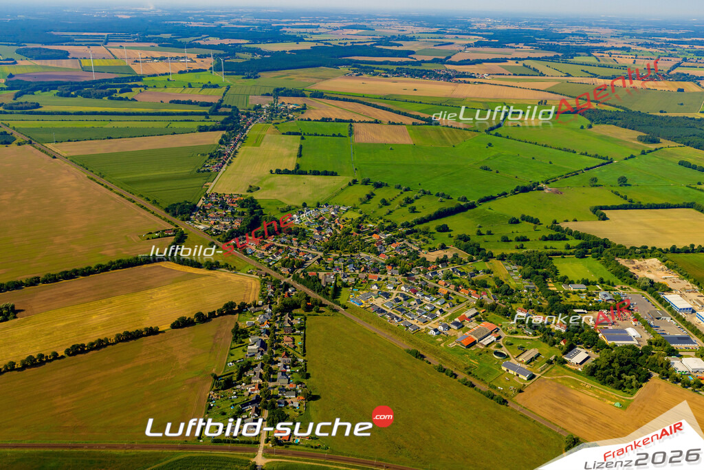 Stadt Holthusen von Oben- Die Luftaufnahme wurde 2025 vom UL-Flugzeug heraus erstellt ( keine Drohnenaufnahme ) - Hochauflösende Luftaufnahme - für Wandbilder und großformatige Ausdrucke geeignet. Das besondere Geschenk!Hier alle&nbsp;Infos zur Lizenzierung der LuftaufnahmeWir fliegen auch dieses Jahr wieder in Ihre Region um Luftbilder zu erstellen.- Luftbild anfragen