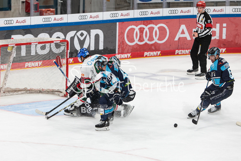 ERC Ingolstadt - Augsburger Panther  | Michael Clarke (AEV #49) bringt die Scheibe nicht ins Tor der Hausherren