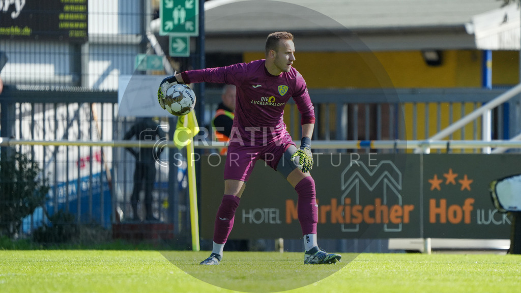 Fußball, Herren, Saison 2025/2026, Regionalliga Nordost, 10. Spieltag, FSV 63 Luckenwalde vs. BSG Chemie Leipzig, Samstag 27.09.2025, Werner-Seelenbinder-Stadion Luckenwalde, | Fußball, Herren, Saison 2025/2026, Regionalliga Nordost, 10. Spieltag, FSV 63 Luckenwalde vs. BSG Chemie Leipzig, Samstag 27.09.2025, Werner-Seelenbinder-Stadion Luckenwalde, Im Bild: Florian Palmowski (Luckenwalde) - Realisiert mit Pictrs.com