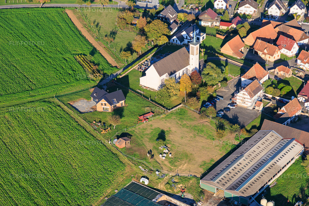 Vue aérienne: Église Saint-Georges à Stundwiller dans le département Bas Rhin, France. Photo: IMG_150147.jpg prise le 11/10/2025 par Werner Riehm/FLY-FOTO.eu – Résolution de l'original: 6000 x 4000 px
