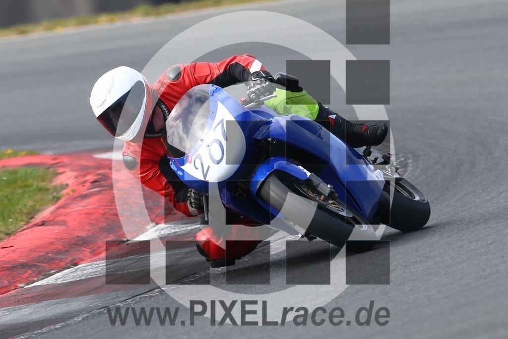 0207-20250412_01043 | Schöne Erinnerungen an spannende Momente - das festzuhalten ist unser Job. PIXELrace.de ist seit 2003 auf den Rennstrecken Europas unterwegs um die Action draußen beim Fahren und die wunderbare Stimmung imm Fahrerlager für euch einzufangen.
