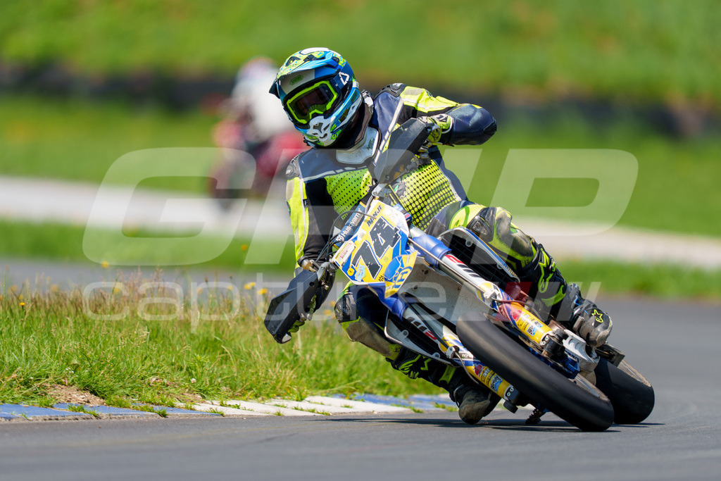 G-Cup + Supermoto Staatsmeisterschaft + Hungarian Supermoto Championship | GRIPcapture steht für authentische Sportfotografie in Österreich – für Momente, die mehr sind als Geschwindigkeit oder Ergebnis. Es geht um Emotion, Spannung, Fokus und den Augenblick, der oft nur einen Wimpernschlag dauert.Ob Motorsport, Teamsport oder 