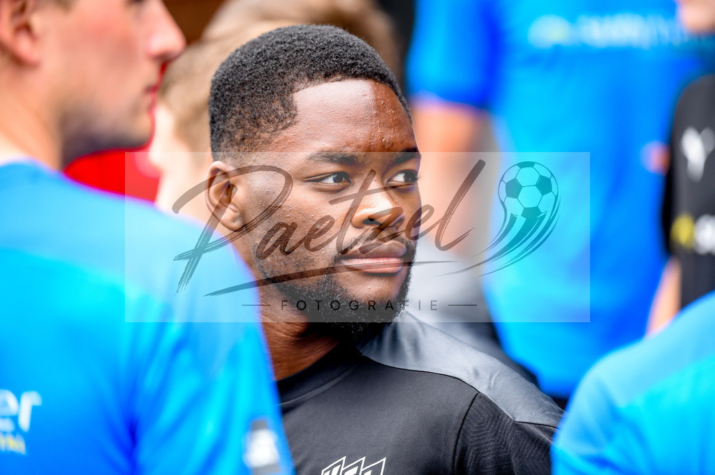 BSBOSN_20210626_0014 | Fussball, Herren: Ba-Muaka Simakala (VfL Osnabrueck) schaut beim Testspiel zwischen TuS Bersenbrueck und VfL Osnabrueck im Hasestadion am 26.06.2021 in Bersenbrueck, Deutschland. - Realisiert mit Pictrs.com