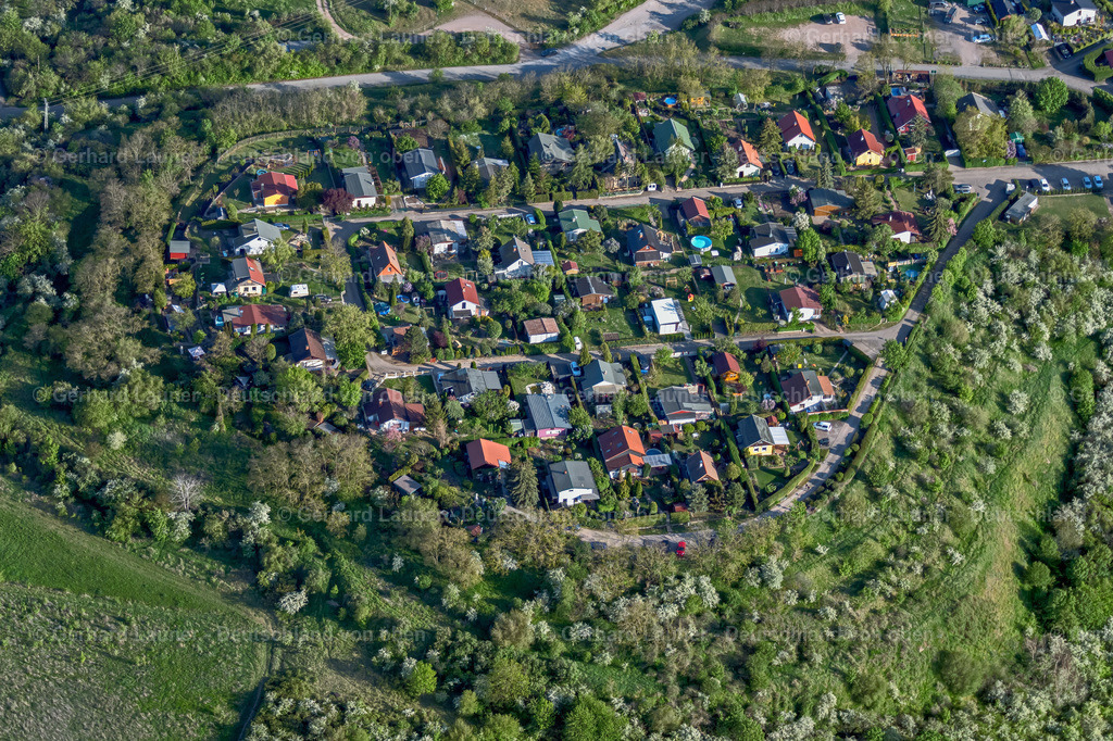 4026079 | ERFURT 06.05.2020 Parzellen von Kleingartenanlagen und Bungalowsiedlung an der Stotternheimer Straße im Ortsteil Hohenwinden in Erfurt im Bundesland Thüringen, Deutschland. // Allotment gardens and cottage settlement on Stotternheimer Strasse in the district Hohenwinden in Erfurt in the state Thuringia, Germany. Foto: Gerhard Launer