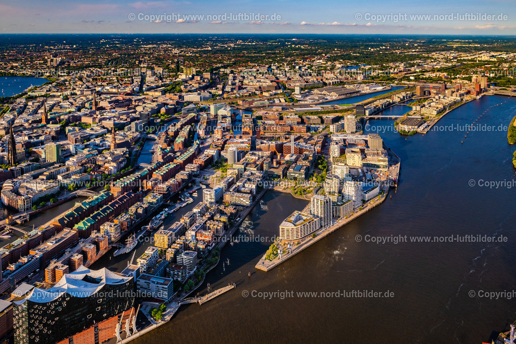 Hamburg_Hübenerkai_Strandhöft_Strandkai_Hafencity_ELS_8664160625 | HAMBURG 16.06.2025 Mehrfamilienhaus- Wohnanlage der " DC DEVELOPMENTS GMBH & CO. KG " am Strandkai im Ortsteil HafenCity in Hamburg, Deutschland. Weiterführende Informationen bei: AUG. PRIEN Immobilien  Gesellschaft für Projektentwicklung mbH,  DC Developments GmbH & Co. KG,  Hadi Teherani Architects GmbH,  Ingenhoven architects GmbH,  KoHa Bauausführungen und Immobilien GmbH,  LRW Architekten und Stadtplaner Loosen, Rüschoff + Winkler  PartG mbB,  leonwohlhage Gesellschaft von Architekten mbH. // Multi-family residential complex of "DC DEVELOPMENTS GMBH & CO. KG" on Strandkai in the HafenCity district of Hamburg, Germany. Further information at: AUG. PRIEN Immobilien  Gesellschaft fuer Projektentwicklung mbH,  DC Developments GmbH & Co. KG,  Hadi Teherani Architects GmbH,  Ingenhoven architects GmbH,  KoHa Bauausfuehrungen und Immobilien GmbH,  LRW Architekten und Stadtplaner Loosen, Rueschoff + Winkler  PartG mbB,  leonwohlhage Gesellschaft von Architekten mbH. Foto: Martin Elsen