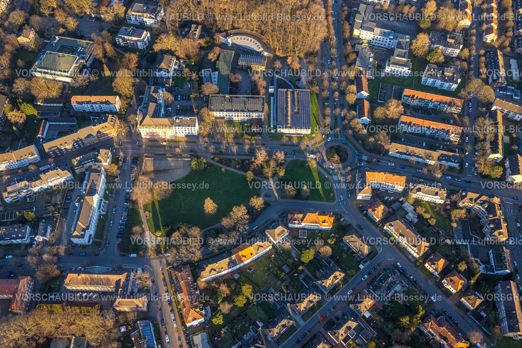 Gladbeck230202275 | Luftbild, Sanierung Amtsgericht mit verhüllter Fassade, Riesener Gymnasium und Sporthalle, Park Jovyplatz, Gladbeck, Ruhrgebiet, Nordrhein-Westfalen, Deutschland