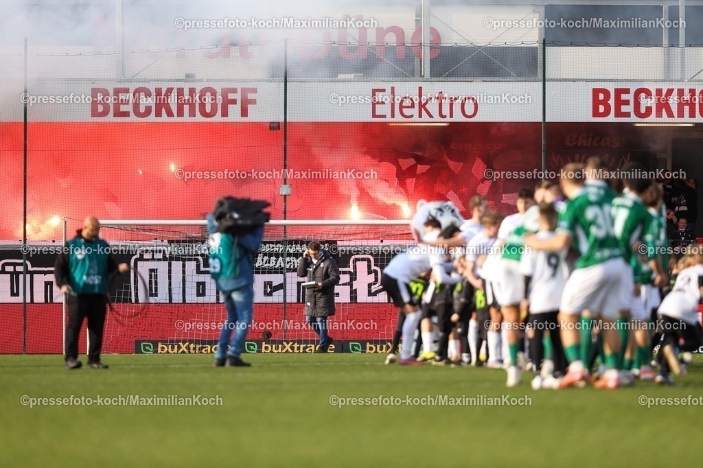 xKWIx15032601036 | 15.03.2026, xKWIx, Fußball, 3. Liga, Herren, Saison 2025 / 2026, Spieltag 29, SC Verl - 1. FC Schweinfurt 05, SPORTCLUB Arena: Spieler begrüßen sich vor Anpfiff im Hintergrund Pyro und Rauch xKamilxWilkowskixPressefotoKochx 