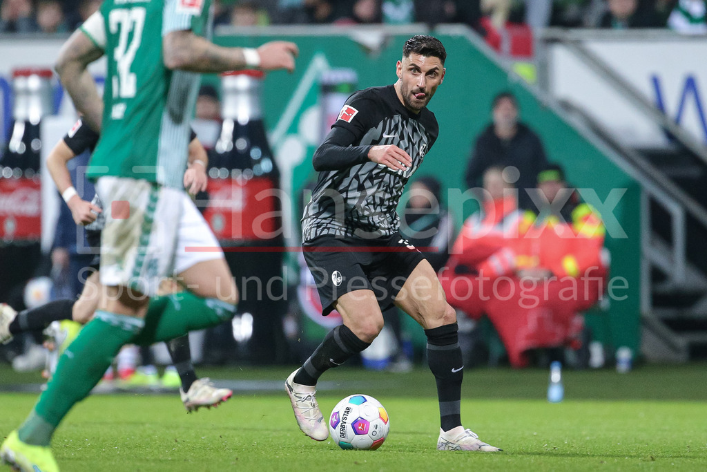 Fussball, Bundesliga, SV Werder Bremen - SC Freiburg | v.li.: Vincenzo Grifo (SC Freiburg, 32) am Ball, Einzelbild, Ganzkörper, Aktion, Action, Spielszene, DIE DFL-RICHTLINIEN UNTERSAGEN JEGLICHE NUTZUNG VON FOTOS ALS SEQUENZBILDER UND/ODER VIDEOÄHNLICHE FOTOSTRECKEN. DFL REGULATIONS PROHIBIT ANY USE OF PHOTOGRAPHS AS IMAGE SEQUENCES AND/OR QUASI-VIDEO.