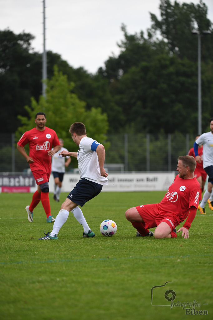 SV Brake Ü40-BW Bümmerstede (Ü40) | Kreispokal Finale Jade-Weser-Hunte Ü40; SV Brake Ü40 (rot)-BW Bümmerstede Ü40 (weiß) am 15.06.2025 in Rastede (Sportanlage Köttersweg), Photo: Philip Eiben 2025 - Realisiert mit Pictrs.com