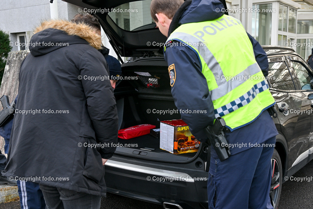 Polizei_ Kontrolle_ Grenze_ 30.12.2023-6 | 30.12.2023, Weigetschlag Grenzuebergang, AUT, Polizei, Grenzkontrolle, im Bild Polizei, Kontrolle, Grenze, Grenzkontrolle, Grenzuebergang, Oesterreich, Tschechien, Fuehrerschein, Zulassungsschein, Reisepass, Ausweis, Papiere, Sprengstoffsuchhund, Feuerwerk, Raketen, Boeller, Kracher, Zoll, Beschlagnahmung, Weigetschlag