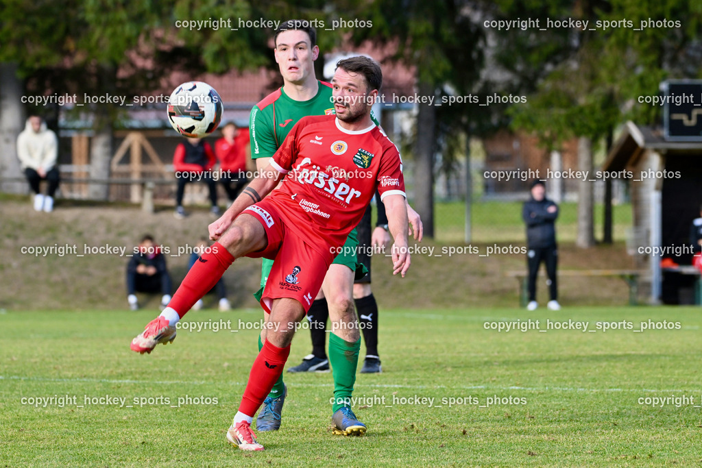 FC ASKÖ Gmünd vs. SV Rapid Lienz | #15 Martin Neunhäuserer Rapid Lienz, #19 Nico Payer FC Gmünd, FC ASKÖ Gmünd vs. SV Rapid Lienz, FC ASKÖ Gmünd vs. SV Rapid Lienz am 09.11.2025 in Ferlach (Ballspielhalle Ferlach), Austria, (Photo by Bernd Stefan)
