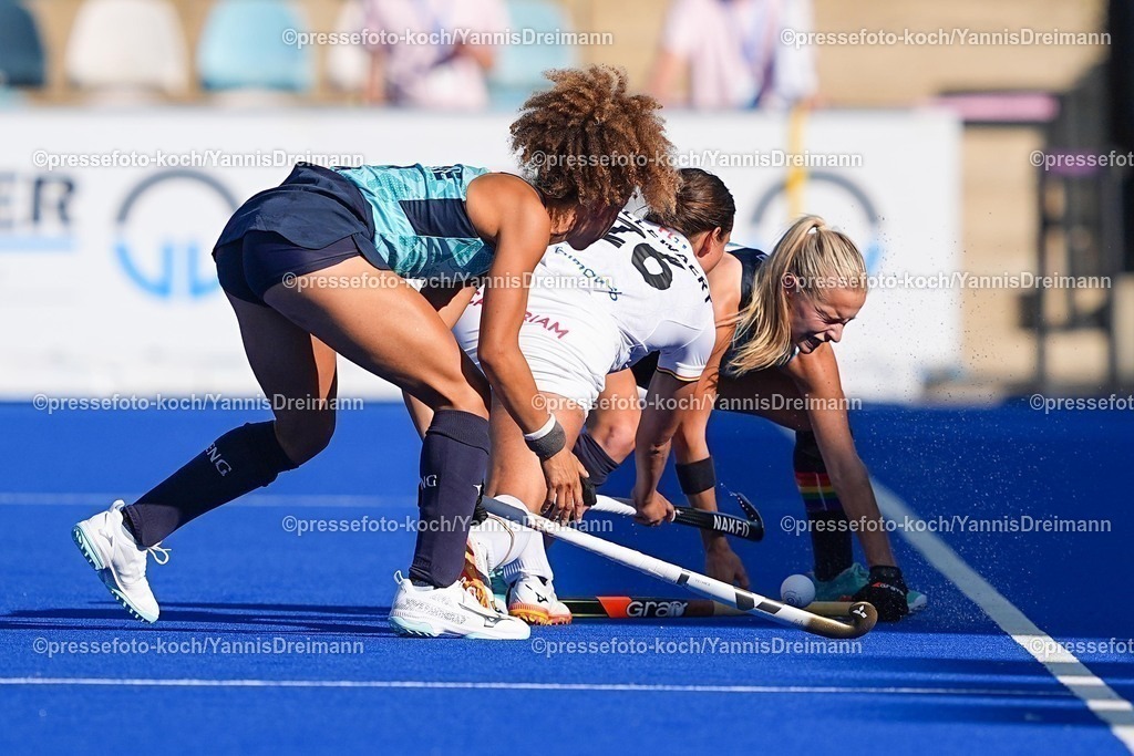 xydrx11082502020 | 11.08.2025, xydrx, Frauen EuroHockey Championship 2025, Gruppenphase, Gruppe B, England - Belgien, Sparkassenpark Mönchengladbach: Darcy Bourne (ENG #2) und Lily Walker (ENG #4) im Zweikampf gegen Lien Hillewaert (BEL #26)