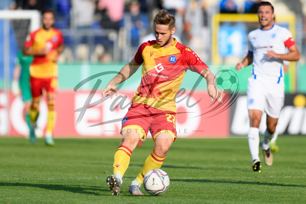 LOTKSC20210809_140 | Fussball, Herren: Christoph Kobald (Karlsruher SC) in Aktion, am Ball, Einzelaktion beim Spiel der 1. Runde im DFB-Pokal zwischen SF Lotte und Karlsruher SC im Stadion am Lotter Kreuz am 09.08.2021 in Lotte, Deutschland.DFB / DFL REGULATIONS PROHIBIT ANY USE OF PHOTOGRAPHS AS IMAGE SEQUENCES AND/OR QUASI-VIDEO. - Realisiert mit Pictrs.com