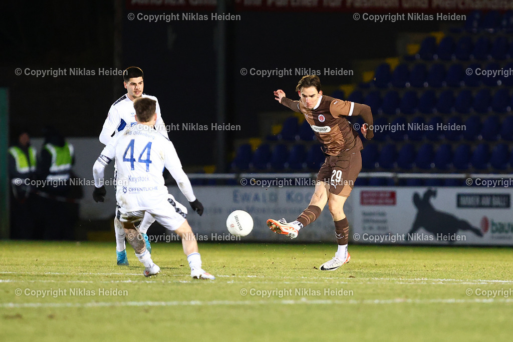 NH_FCStPauliU23_VfBOldenburg_RegionalligaNord_14032025 | #29 Luis Enzo Jahraus (FC St. Pauli U23)Fußball I Herren I Regionalliga Nord I Saison 2024-2025 I 26. Spieltag I FC St. Pauli U23 - VfB Oldenburg I 14.03.2025 I Edmund-Plambeck-Stadion