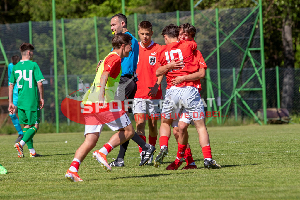 Fußball Halbfinale | Emil Ristoskov (Schiedsrichter) Brody Collins  (U15 Irland #24) Fabio Ebner (U15 Österreich #10) Amar Selimovic (U15 Österreich #4) Filip Aleksic (U15 Österreich #14) Fußball Halbfinale, Irland U15 - Österreich U15 am 29.04.2024 in Arnoldstein (Sportplatz), Austria, (Photo by Ernst Krawagner sport-fan.at) - Realisiert mit Pictrs.com