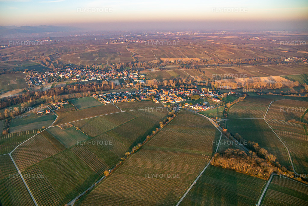 Luftbild: im Winter am Abend im Ortsteil Klingen in Heuchelheim-Klingen im Bundesland Rheinland-Pfalz in Deutschland. Foto: IMG_139641.jpg vom 10.01.2024 durch Werner Riehm/FLY-FOTO.de