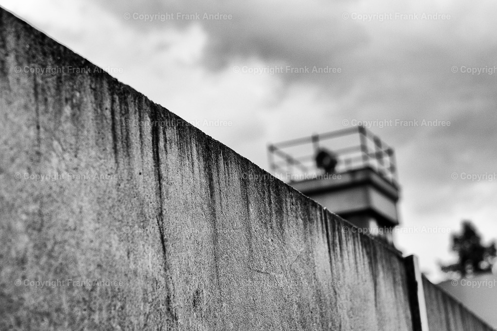 Berliner Mauer mit Wachturm | Symbol der Teilung Deutschlands und des kalten Krieges - Die Berliner Mauer. Schwarz weiß Fotografie aus Berlin. - Realisiert mit Pictrs.com