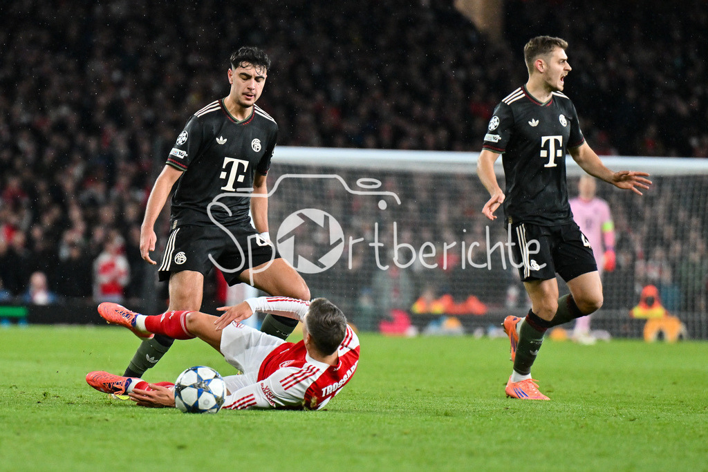 Arsenal FC - FC Bayern München | LONDON, ENGLAND - 26. NOVEMBER: im Duell Leandro TROSSARD (Arsenal FC 19) und Aleksandar PAVLOVIC (FC Bayern Munich 45) beim Ligaspiel zwischen Arsenal London und dem FC Bayern München am 5. Spieltag der UEFA Champions League im Emirates Stadium am 26.11.2025 / Josip STANISIC (FC Bayern Munich 44)