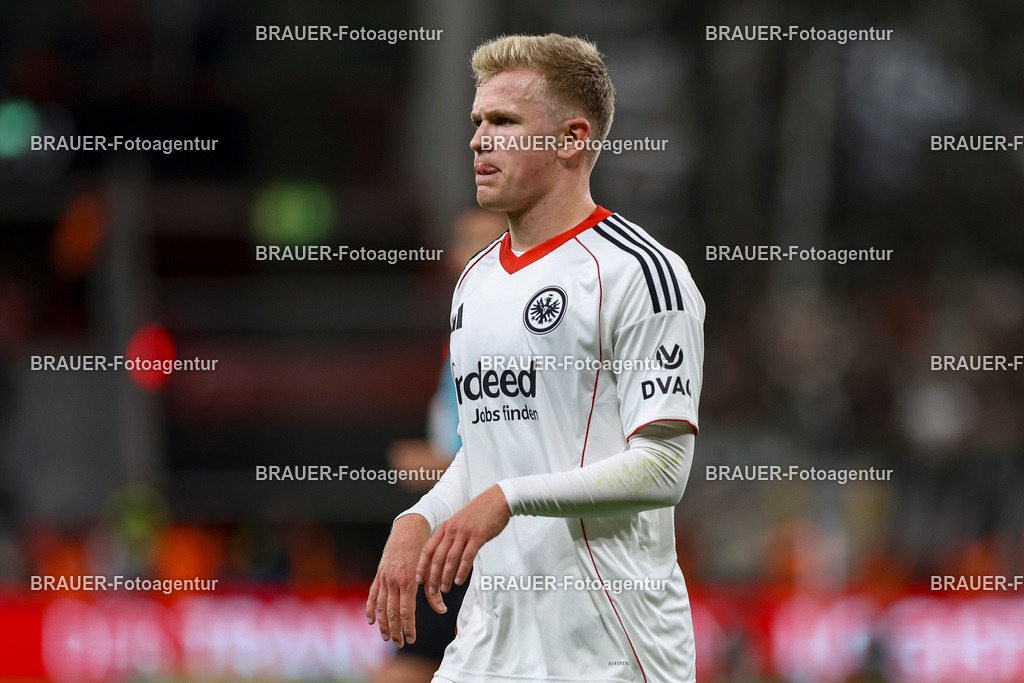 Bayer 04 Leverkusen vs Eintracht Frankfurt - Bundesliga  | Leverkusen, Deutschland, 12.09.25:   Jonathan Michael Burkardt (Eintracht Frankfurt) gestikuliert, Gestik waehrend des Spiels der Bundesliga zwischen  Bayer 04 Leverkusen vs Eintracht Frankfurt in der BayArena(Foto von Brauer-Fotoagentur / Adrian Schlueter)