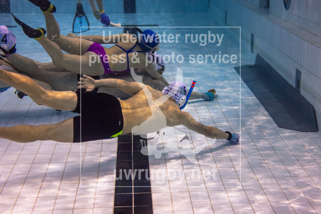 Unterwasser-Hockey: Rückrunde Liga 2023/2024 - Bild 16 | München Marlins 2 in blau gegen den TCO Weinheim 2 in weiß. Der TCO Weinheim kur vor dem Erzielen des Tores, hierfür muss der Puck in die Rille des Tors geschoben werden. - Realisiert mit Pictrs.com