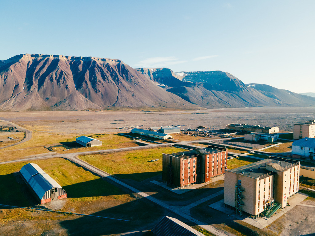 Pyramiden-auf-Spitzbergen-aus-der-Luft 01 - URBANISTER | Durch die Stadt gehen, als wohnte man woanders. Fotografie, subjektiver Urbanismus und aktiver Müßiggang. - Realisiert mit Pictrs.com