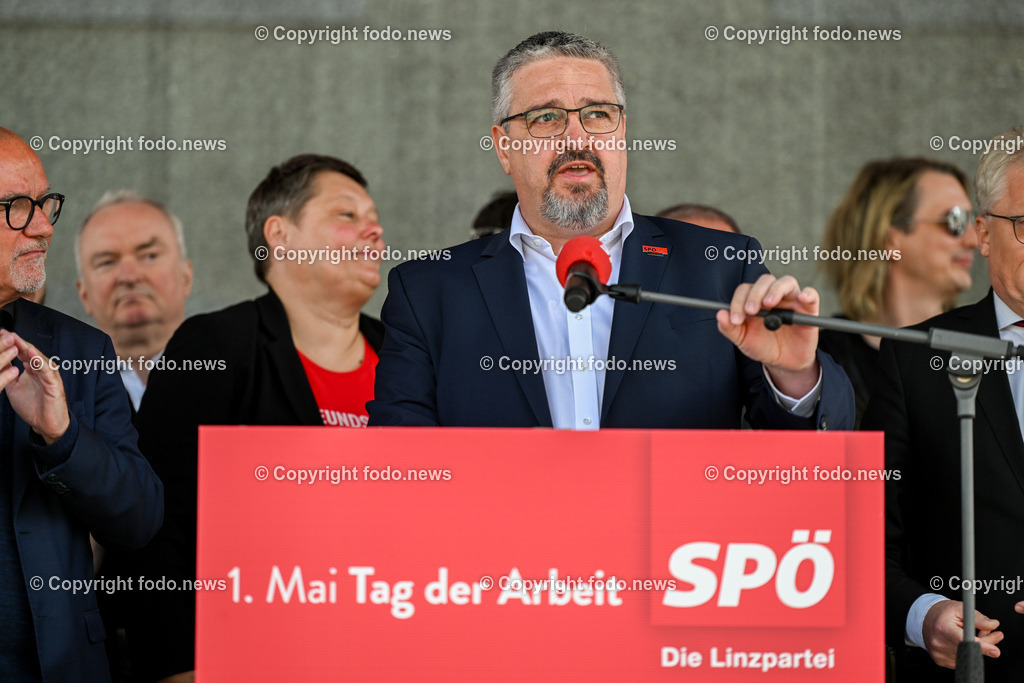 Hauptplatz Linz_ 1. Mai Umzug 2023_ 01.05.2023-71 | 01.05.2023, Hauptplatz Linz, AUT, Hauptplatz Linz, im Bild 1. Mai Umzug 2023 Linz Hauptplatz, SPOE 

Andreas Stangl (Praesident der Arbeiterkammer Ooe, OeGB-Landesvorsitzender)