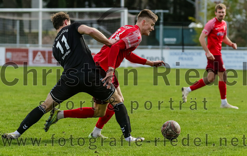 2024-02-24_030_FC_Schwaig_gegen_TSV_1880_Wasserburg | Oberding, Deutschland, 24.02.2024:
Fußball, 2. Runde Qualifikation TOTO-Pokal 2023 / 2024, 1. Spieltag, FC Schwaig gegen TSV 1880 Wasserburg, Endergebnis: 2:3

Markus Straßer (FC Schwaig, #11), Matthias Rauscher (TSV 1880 Wasserburg, #24)

Foto: Christian Riedel / fotografie-riedel.net