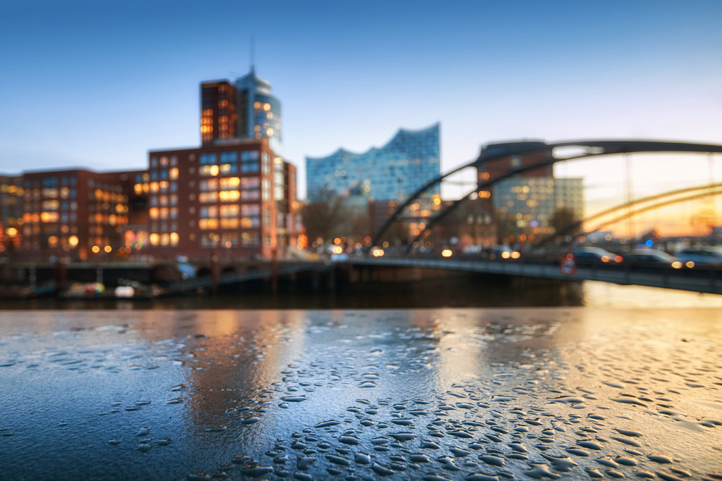 10240607 - Regentropfen | Stimmungsvolle Aufnahme der Elbphilharmonie und der Speicherstadt.