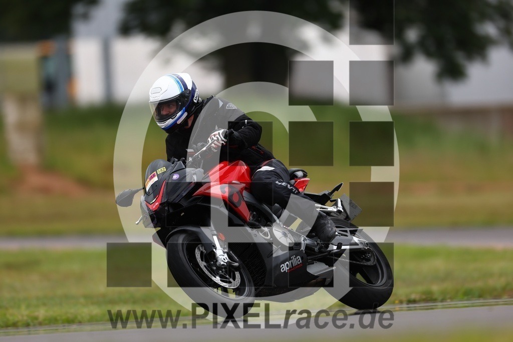 0582-20240601_00538 | Schöne Erinnerungen an spannende Momente - das festzuhalten ist unser Job. PIXELrace.de ist seit 2003 auf den Rennstrecken Europas unterwegs um die Action draußen beim Fahren und die wunderbare Stimmung imm Fahrerlager für euch einzufangen.