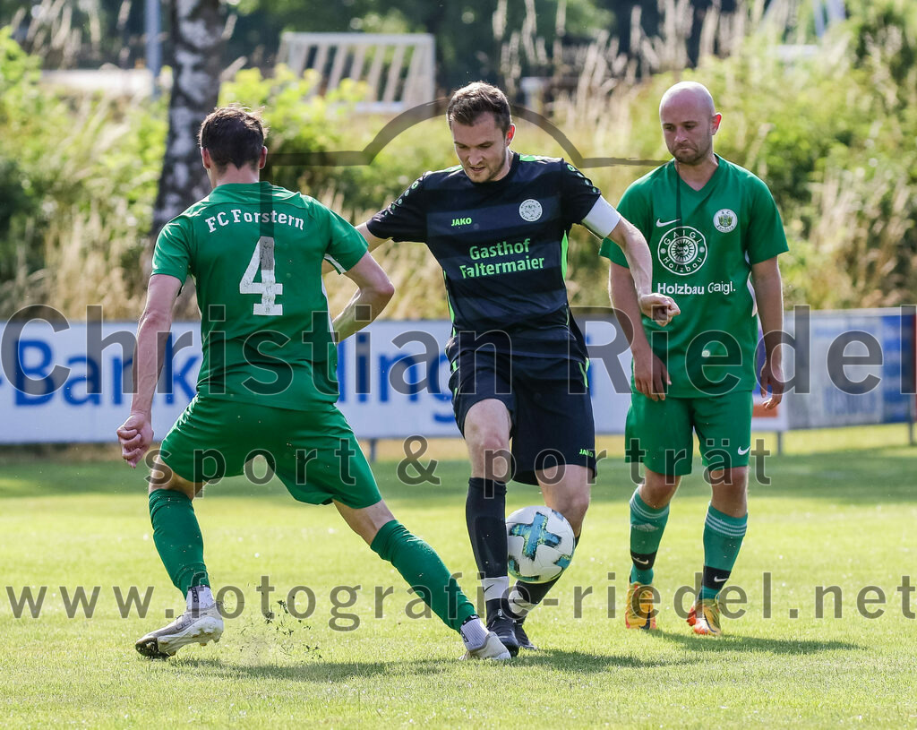 2023-07-09_041_FC_Forstern_gegen_SpVgg_Neuching | Forstern, Deutschland, 09.07.2023:
Fußball, Kreisklasse 2023 / 2024, Testspiel, FC Forstern gegen SpVgg Neuching, Endergebnis: 2:4

Bastian Keilhacker (FC Forstern, #4), Mathias Haberthaler (SpVgg Neuching, #17), Johannes Kern (FC Forstern, #5)

Foto: Christian Riedel / fotografie-riedel.net