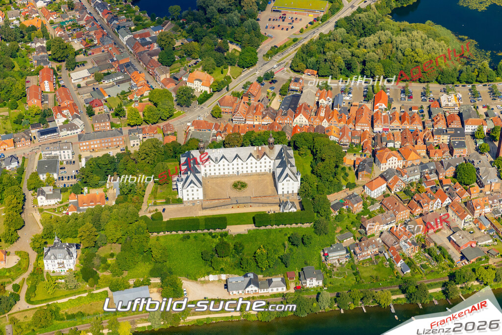Luftbild Plön - Die Luftaufnahme wurde 2025 vom UL-Flugzeug heraus erstellt ( keine Drohne ) - Hochauflösende Luftaufnahme - für professionelle Ausdrucke geeignet. Die Geschenkidee !Hier alle&nbsp;Infos zur Lizenzierung der LuftaufnahmeWir fliegen auch dieses Jahr wieder in Ihre Region um Luftbilder zu erstellen.- Luftbild anfragen