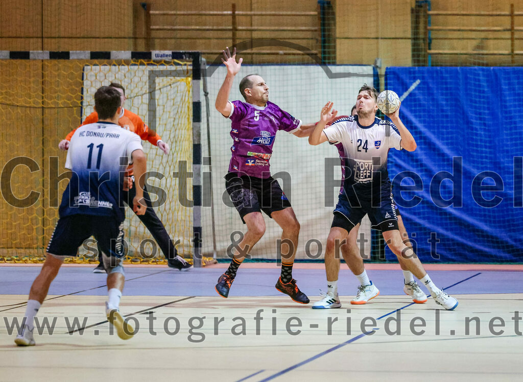 2023-11-11_081_SpVgg_Altenerding_gegen_HC_Donau-Paar | Erding, Deutschland, 11.11.2023:
Handball, Bezirksoberliga Männer 2023 / 2024, 7. Spieltag, SpVgg Altenerding gegen HC Donau/Paar, Endergebnis: 44:32

Tim Eis (HC Donau/Paar, #11), Daniel Sagert (SpVgg Altenerding, #5), Julian Rohrer (HC Donau/Paar, #24)

Foto: Christian Riedel / fotografie-riedel.net