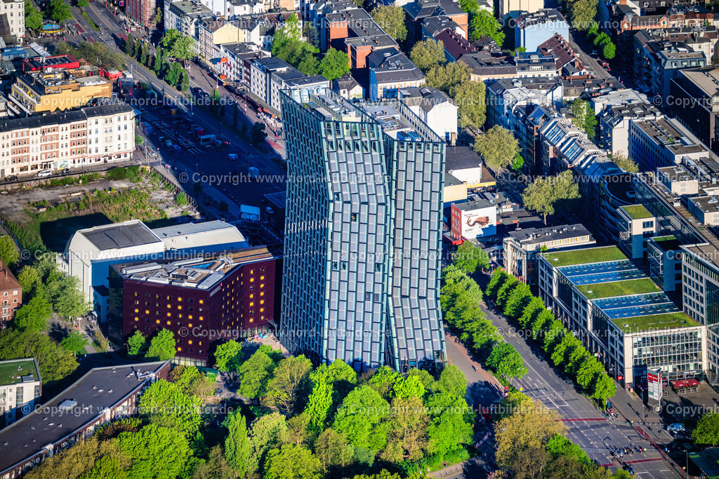 Hamburg_St_Pauli_Tanzende_Türme_ELS_1372270425 | HAMBURG 27.04.2025 Hochhaus - Ensemble - Komplex " Tanzende Türme " an der Reeperbahn im Ortsteil St. Pauli in Hamburg, Deutschland. Weiterführende Informationen bei: Hadi Teherani Architects GmbH,  Hadi Teherani Consultants München GmbH,  SCHELL GmbH & Co. KG,  STRABAG Wasserbau GmbH. // Skyscraper - Ensemble - complex "Dancing Towers" on the Reeperbahn in the district St. Pauli in Hamburg, Germany. Further information at: Hadi Teherani Architects GmbH,  Hadi Teherani Consultants Muenchen GmbH,  SCHELL GmbH & Co. KG,  STRABAG Wasserbau GmbH. Foto: Martin Elsen