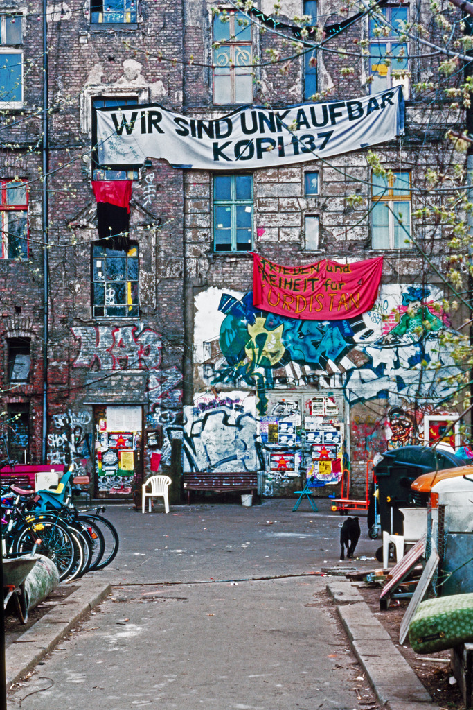 Berlin_Hackesche Höfe_4-2000_10158a | Hinterhof Graffitti Collage, 